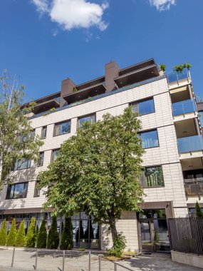 BULGARIA, SOFIA: 15 Eylül 2021 - Sofya, Bulgaristan 'daki Modern Konut Konutları Kompleksi Apartmanı 