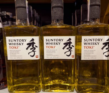 SOFYA, BULGARIA - 08 Mayıs 2022: Süpermarket kabuğunda şişe şişe Suntory viski Toki. Japon viskisi  