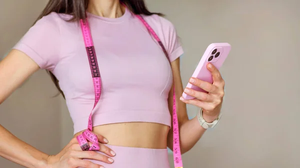 Fit Woman Pink Leggings Training Home Dumbbells Mobile App Weight —  Fotos de Stock