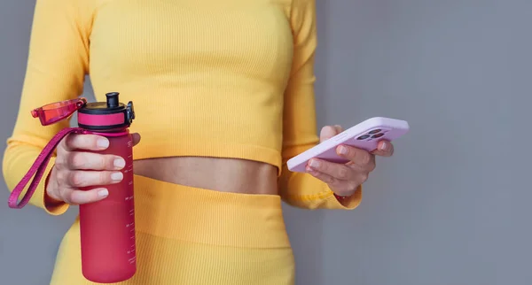 분홍색 전화를 직장에서 마시는 여자가 물레방아 핸드폰으로 사용하는 — 스톡 사진