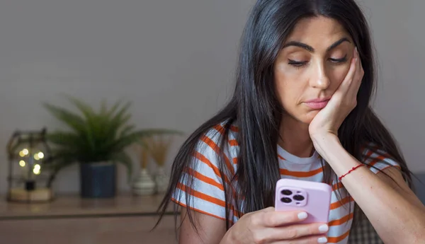 Mujer Triste Triste Preocupada Mirando Smartphone — Foto de Stock