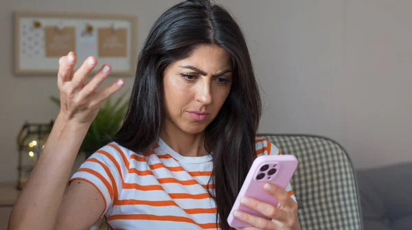 Mujer Triste Triste Preocupada Mirando Smartphone —  Fotos de Stock
