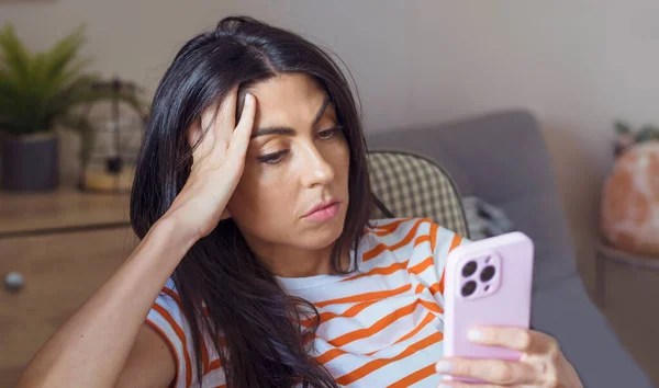 Linda Triste Preocupada Mulher Infeliz Olhando Para Seu Smartphone — Fotografia de Stock