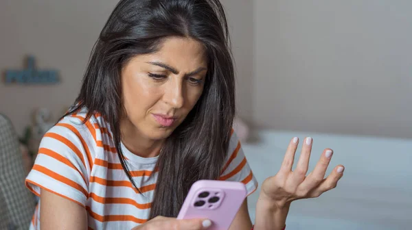 Mujer Triste Triste Preocupada Mirando Smartphone —  Fotos de Stock