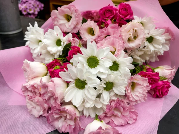 Όμορφο Μεγάλο Ροζ Μπουκέτο Ροζ Τριαντάφυλλα Και Λευκά Χρυσάνθεμα — Φωτογραφία Αρχείου