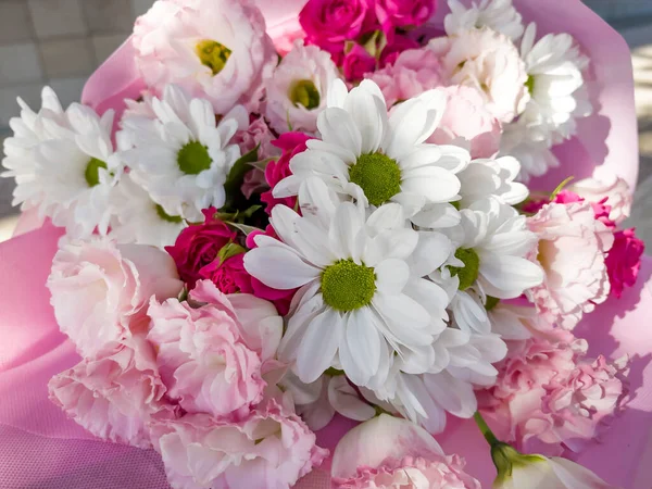 Όμορφο Μεγάλο Ροζ Μπουκέτο Ροζ Τριαντάφυλλα Και Λευκά Χρυσάνθεμα — Φωτογραφία Αρχείου