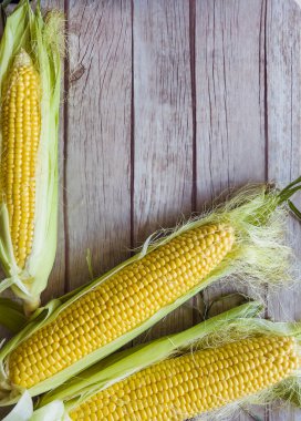 ahşap arka plan üzerinde ham Mısır