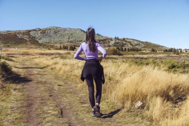Genç kadın sonbahar dağında antrenman yapıyor. Vitoşa Dağı, Bulgaristan