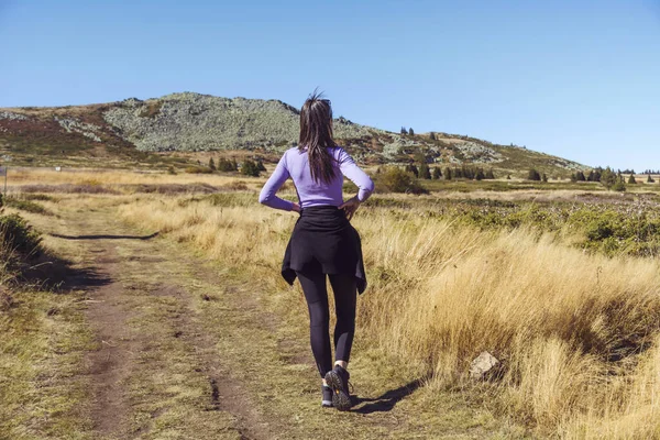 Genç kadın sonbahar dağında antrenman yapıyor. Vitoşa Dağı, Bulgaristan