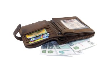 kredi kartları ve w üzerinde banknot ile açılan deri cüzdan