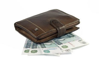 deri cüzdan ve beyaz arka plan üzerinde banknot