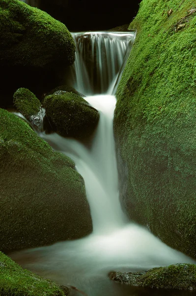 Waterfall through Mossy Rocks — Stock Photo, Image