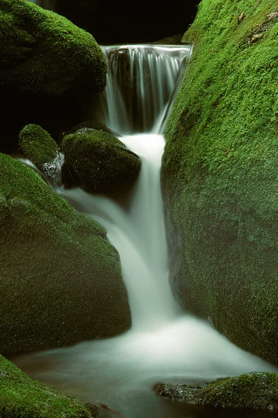 Cascata attraverso rocce muschiose — Foto Stock