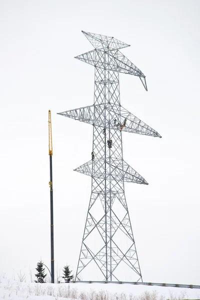 Arbeiter auf Strommast — Stockfoto