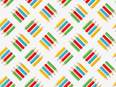 Okulun arka plan ile renkli kalemler