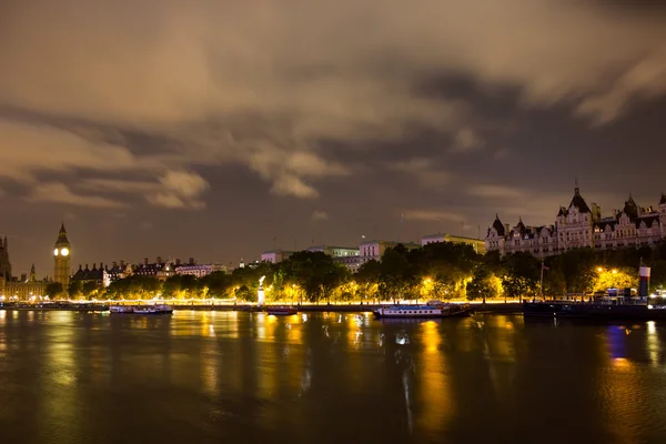 De skyline van Londen bij nacht — Stockfoto