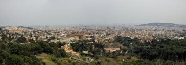 panoramik Dağları bulutlu gün, İspanya Barselona