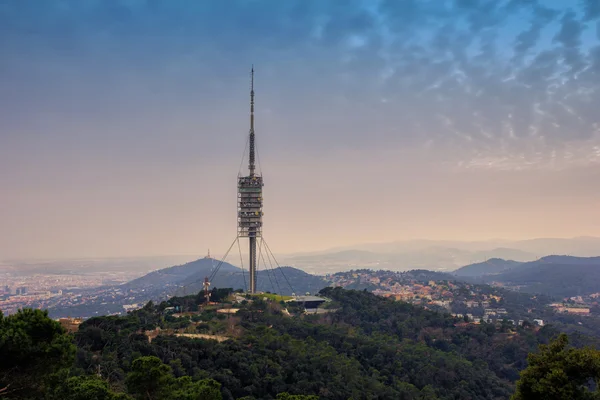 Torre de TV nas montanhas — Fotografia de Stock