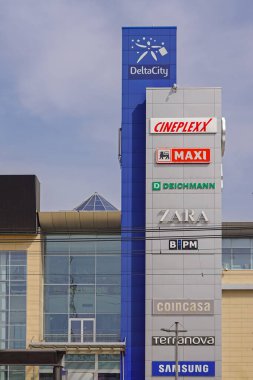 Belgrad, Sırbistan - 11 Nisan 2018: Delta City alışveriş merkezi işaret kulesi Yeni Belgrad 'da.