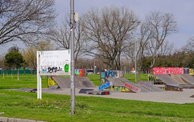 Belgrad, Sırbistan - 4 Nisan 2018: Yeni Belgrad 'daki boş kaykay parkı.