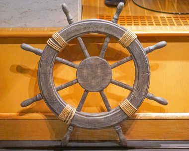 İp desenli ahşap eski gemi tekerleği