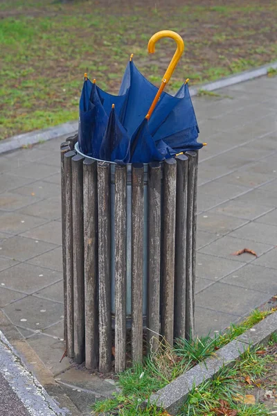Guarda Chuva Molhado Partido Lixeira Lixo — Fotografia de Stock