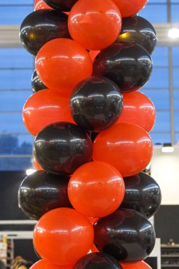 Parti etkinliği için kırmızı ve siyah spiral balonlar