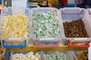 Türk lokumu tatlıları kutularda karıştırır