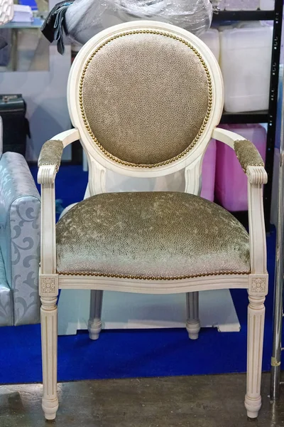 Klasyczny Fotel Złotym Materiałem — Zdjęcie stockowe