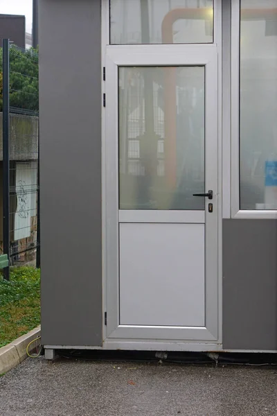 Cam Pencere Destekli Alüminyum Metal Kapı Çerçevesi — Stok fotoğraf