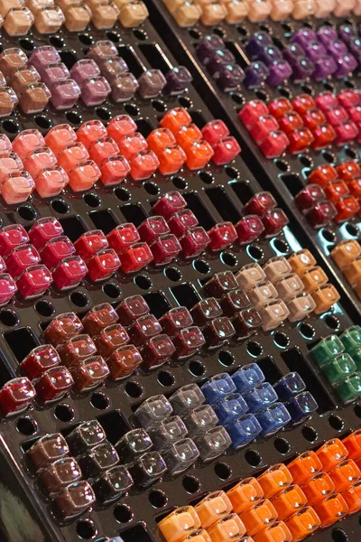 Colorido Esmalte Uñas Botellas Vidrio Estante Maquillaje —  Fotos de Stock