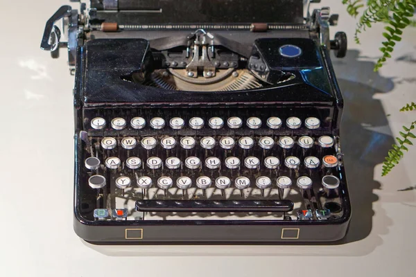 Old Black Mechanical Typewriter Machine Desk — Stock Photo, Image