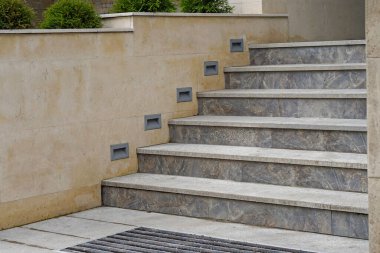 Mermer merdiven, kurşun ışıklı bina girişi.