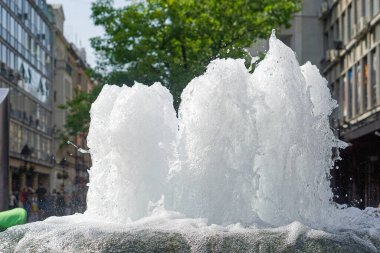 Şehir merkezinde büyük beyaz bir çeşme.