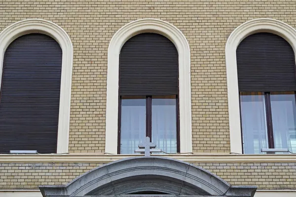 レンガ造りの建物の外観で3つのアーチ窓 — ストック写真