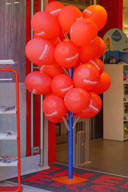 Atina, Yunanistan - 03 Mayıs 2015: Atina şehir merkezindeki Energiers çocuk mağazasında büyük miktarda kırmızı balon.