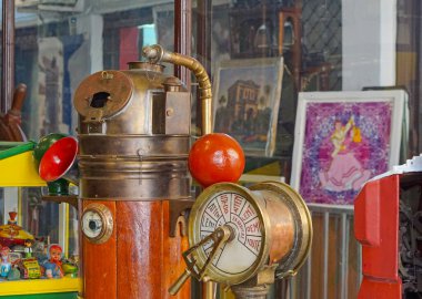 Atina, Yunanistan - 3 Mayıs 2015: Eski gemi köprüsü Yunan bit pazarındaki antikalar.