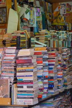 Atina, Yunanistan - 3 Mayıs 2015: Monastiraki bit pazarında ikinci el kitap yığınları.