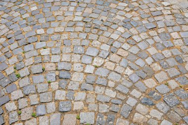 Eski kare şeklindeki kaldırım tuğlaları kaldırım yüzeyinde.