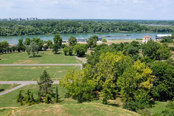 Belgrád Városkép Zöld Park Forró Nyári Napon Szerbia — Stock Fotó