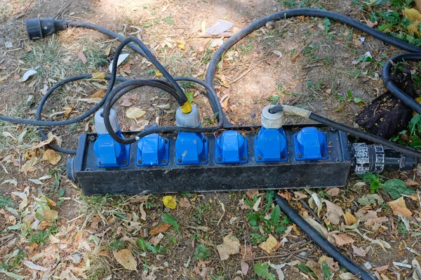 庭の耐水性の電源ストリップ電気ストリップボックス — ストック写真