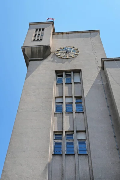 セルビア ベオグラードのタワービルのランドマークで時計 — ストック写真