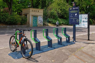 Belgrad, Sırbistan - 5 Temmuz 2021: Şehir merkezindeki Kalemegdan parkında uygulamalı ücretsiz güvenli bisiklet park kilitleri.