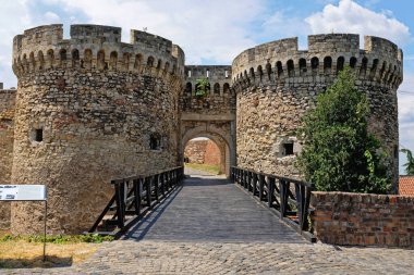 Belgrad, Sırbistan - 5 Temmuz 2021: Kalemegdan kalesine giden Zindan kapısı ahşap köprü yaz günü.