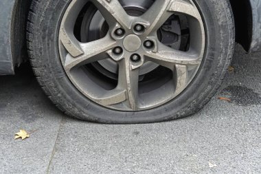 Patlak lastik sönmüş pnömatik araba lastiği.