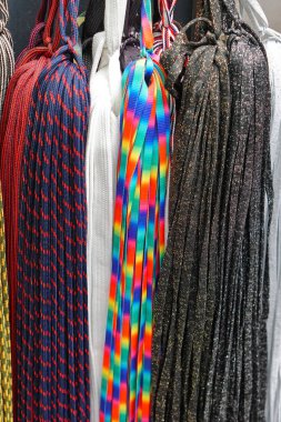 Birçok yeni renkli gökkuşağı ayakkabı bağcığı sallanıyor