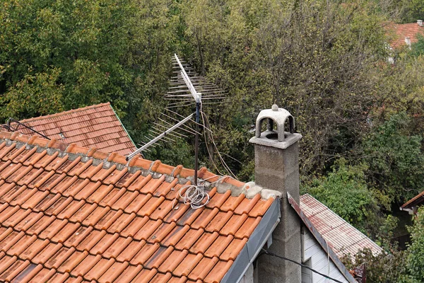Analog Anten Direği Evin Çatısında Bacada — Stok fotoğraf