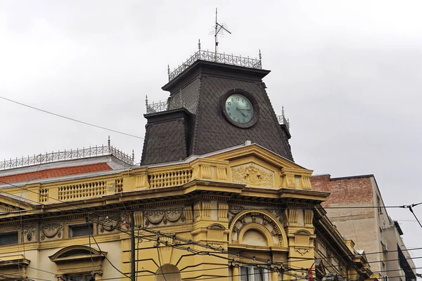 ベオグラードセルビアの屋根の塔の建物の構造の公衆時計 — ストック写真