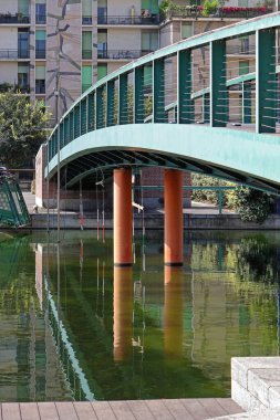 Milan 'daki su kanalının üzerindeki yaya kemeri köprüsü