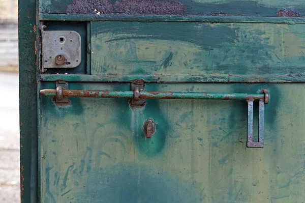 Veiligheidsvoorziening Voor Vergrendeling Bij Oude Groene Poort — Stockfoto